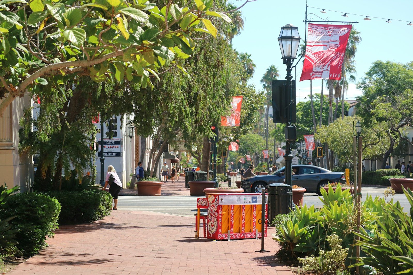 a street scene in Santa barbara ca with focus on a street light